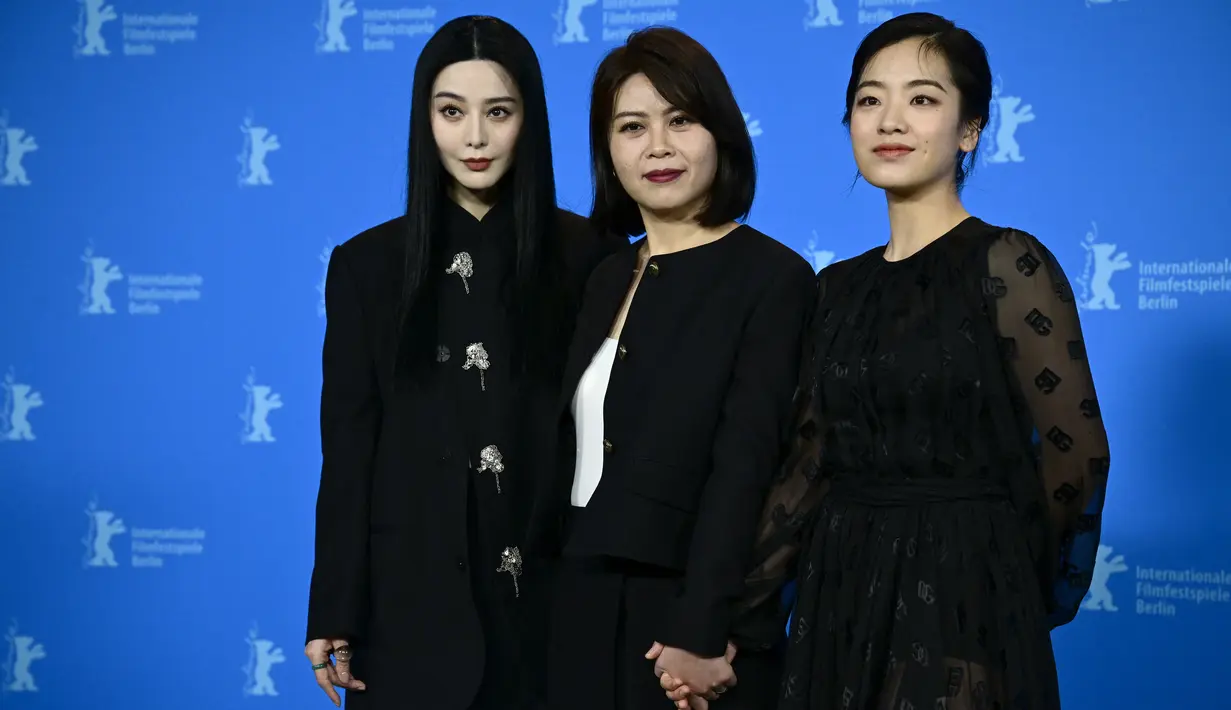 (Dari kiri ke kanan) Aktris China Fan Bingbing, sutradara dan penulis skenario China Han Shuai, dan aktris Korea Selatan Joo-Young Lee berpose selama pemotretan untuk film terbarunya Green Night di Berlinale Internatioval Film Festival 2023, Kamis (23/2/2023). (Tobias SCHWARZ / AFP)