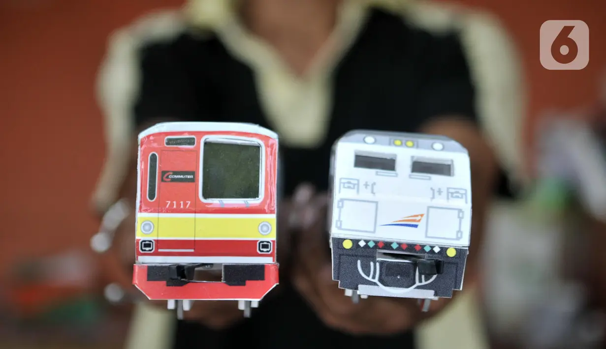 Iskandar (52) menunjukkan miniatur kereta api buatannya di kawasan Manggarai, Jakarta, Kamis (21/11/2019). Harga miniatur kereta yang dibanderol pun beragam, seperti miniatur skala 1:50 dijual Rp450.000 per rangkaian yang terdiri dari 1 lokomotif dan 5 gerbong. (merdeka.com/Iqbal S. Nugroho)