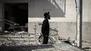 Di Tel Aviv, salah satu rudal disebut mengenai sebuah gedung bertingkat di area Ramat Gan hingga memicu kerusakan struktural. (JOHN WESSELS/AFP)