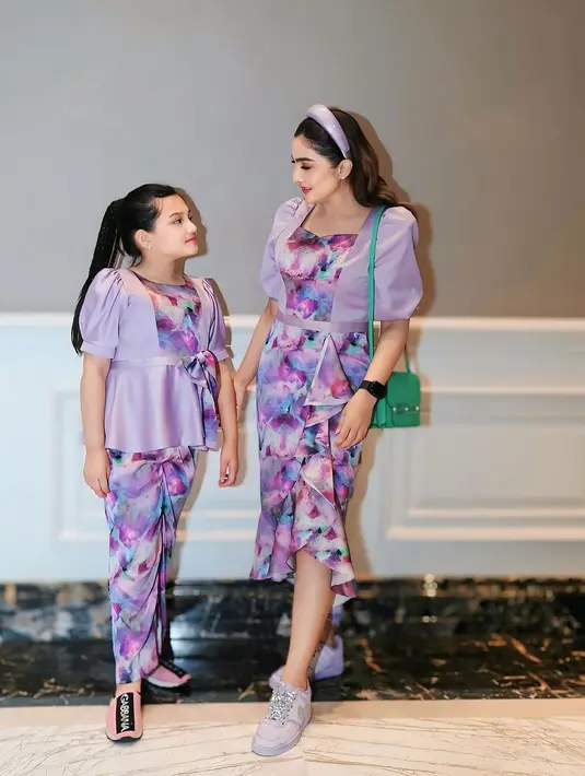Dengan detail potongan baju yang sederhana namun chic, mereka terlihat kompak dan menggemaskan.  [@ashanty_ash].