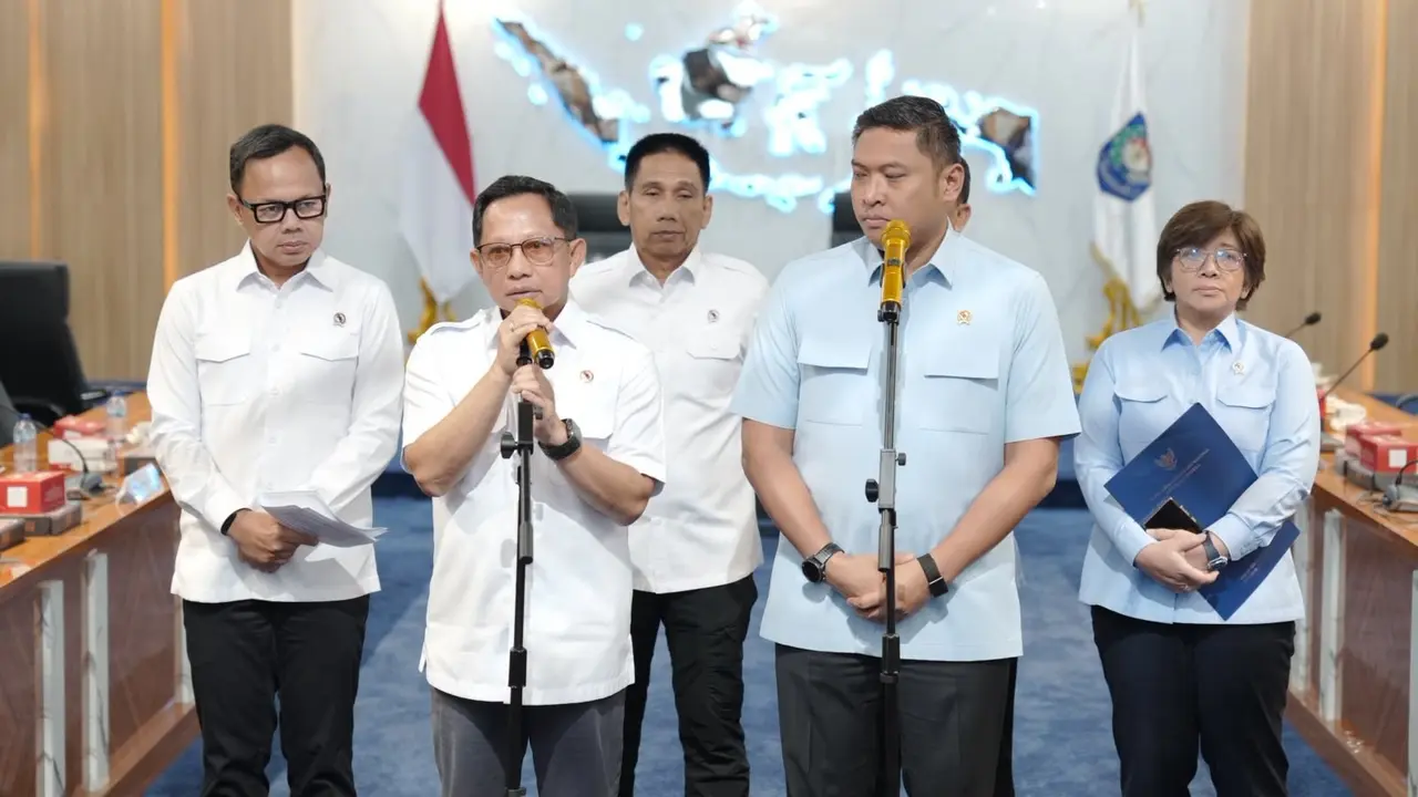 Mendagri Tito Karnavian (depan kiri) Kick-Off Sosialisasi Surat Edaran Mendagri tentang Pelaksanaan Inspeksi dan Penilaian Kesesuaian Satuan Pelayanan Pemenuhan Gizi (SPPG).