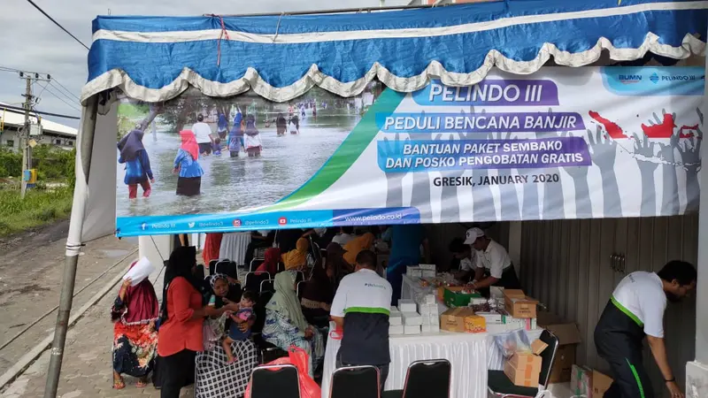 Pelindo III Bagikan Ribuan Paket Sembako untuk Para Korban Banjir di Gresik