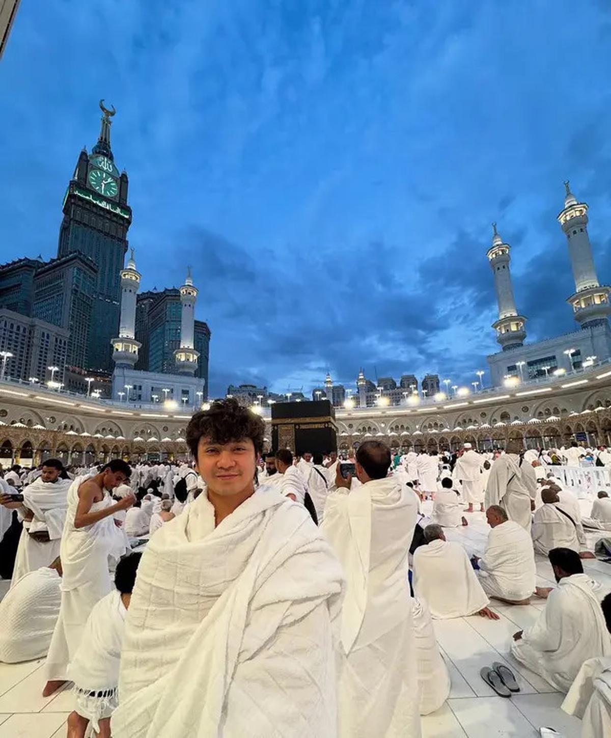 7 Potret Tissa Biani Umroh Bareng Pemain Film 'Assalamualaikum Baitullah'