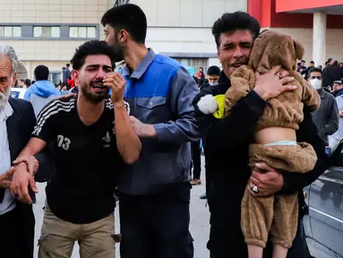 Keluarga korban ledakan berkumpul di halaman sebuah rumah sakit di Kota Kerman, sekitar 510 mil (820 kilometer) tenggara Ibu Kota Teheran, Iran, Rabu (3/1/2024). (Sare Tajalli, ISNA via AP)