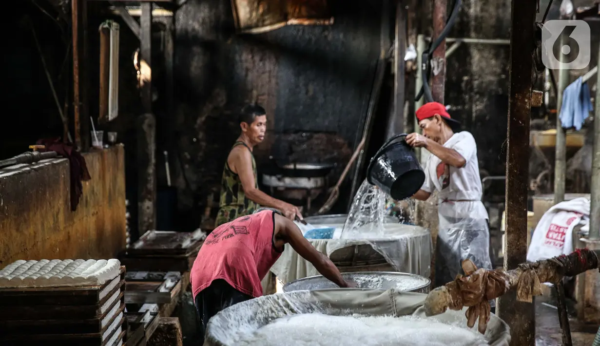 Pekerja beraktivitas di industri pembuatan tahu di Duren Tiga, Jakarta, Senin (3/8/2020). Pemerintah kembali meluncurkan program baru untuk membantu UMKM dalam melewati masa pandemi Covid-19, yaitu bantuan uang tunai dan kredit bunga rendah yang akan saling terintegrasi. (Liputan6.com/Faizal Fanani)