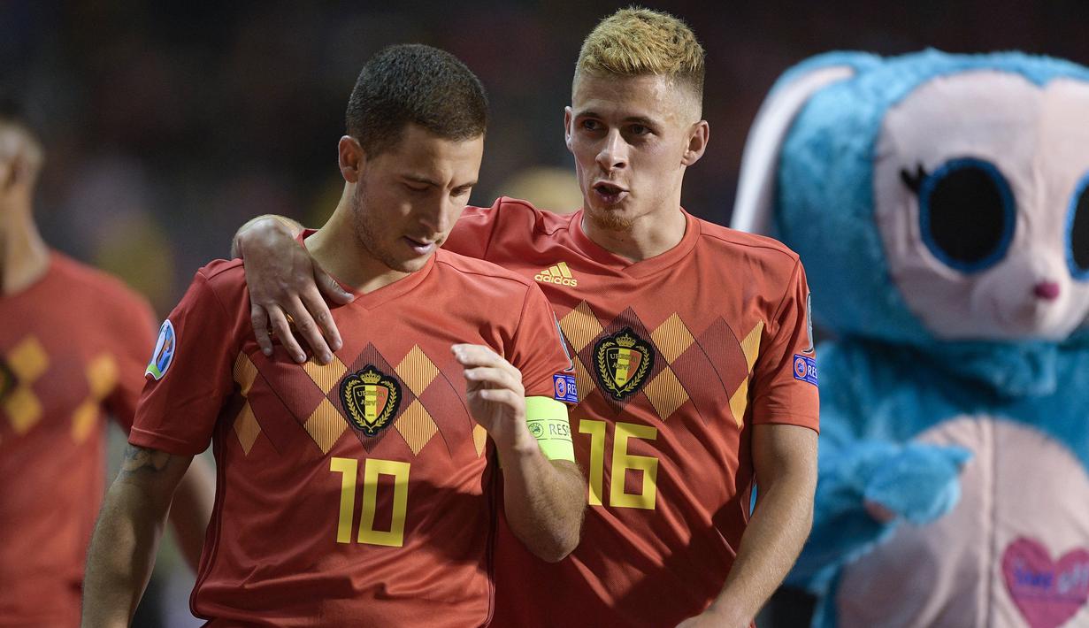 Eden (kiri) dan Thorgan Hazard. Sama-sama berposisi sebagai sayap kiri, keduanya akan membela Belgia di Piala Dunia 2022. Sang kakak Eden Hazard yang berusia 31 tahun saat ini tengah bermain bersama Real Madrid, sementara sang adik Thorgan Hazard yang berusia 29 tahun saat ini tengah memperkuat Borussia Dortmund. (AFP/Belga/Yorick Jansens)