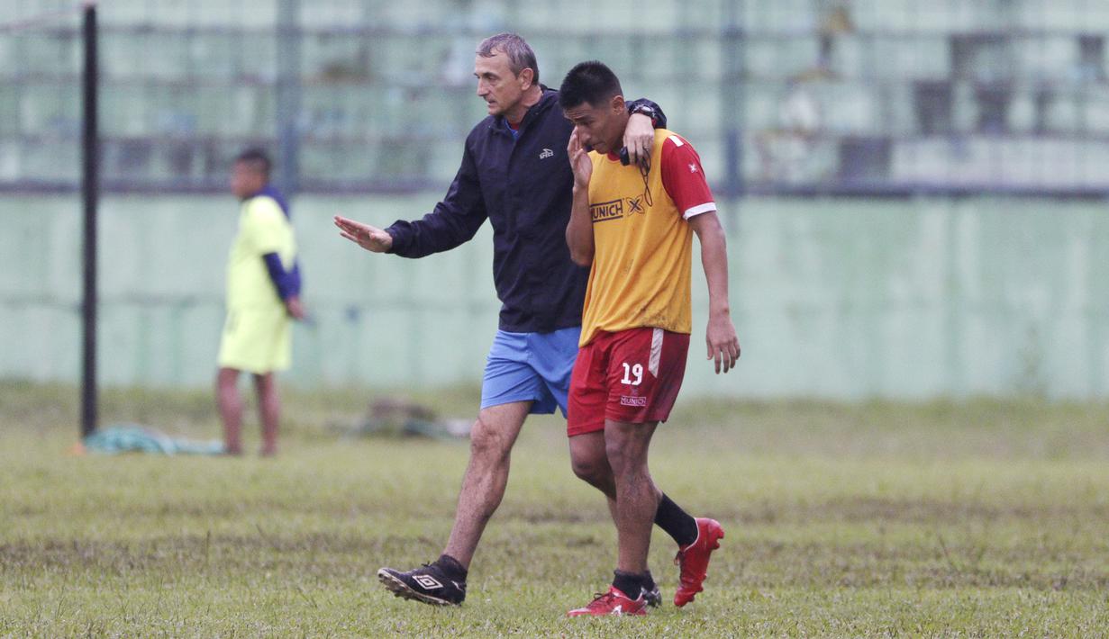 Pelatih Arema FC, Milomir Seslija, berbincang dengan Hanif Sjahbandi saat sesi latihan di Stadion Gajayana, Malang, Kamis (11/4). Latihan ini merupakan persiapan jelang laga final menghadapi Persebaya Surabaya. (Bola.com/Yoppy Renato)