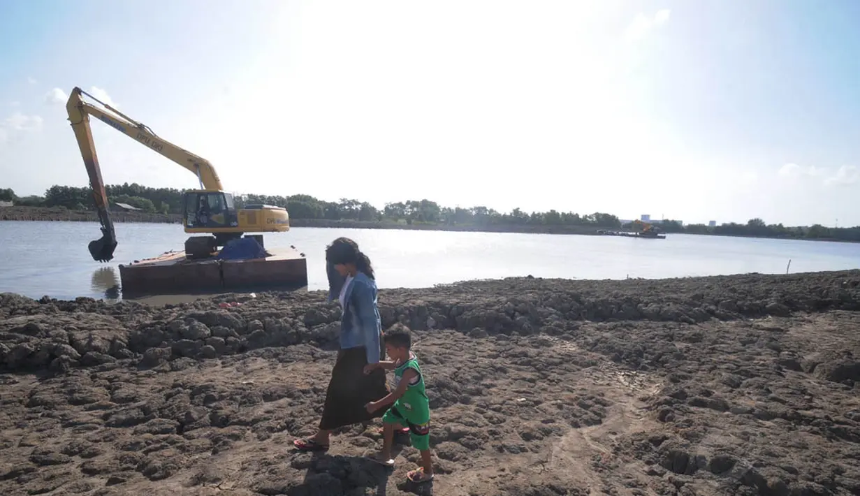 Disana terlihat ada 5 unit ekskavator yang sedang mengeruk sedimen lumpur di dasar waduk, Jakarta, Rabu (6/8/14). (Liputan6.com/Herman Zakharia) 