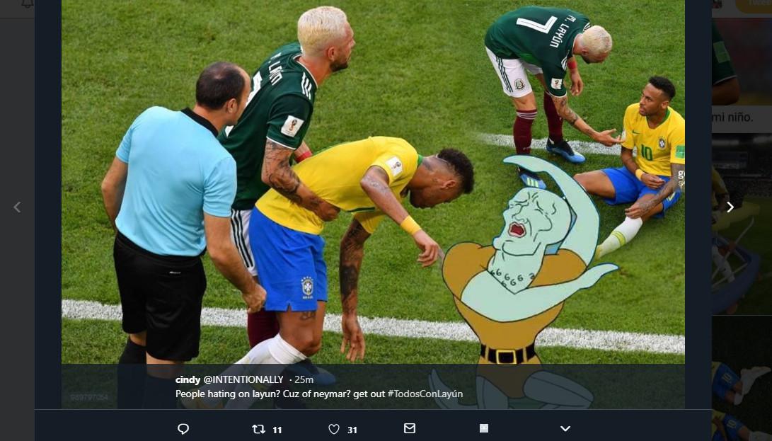Neymar dibantu pemain Meksiko Miguel Layun dijadikan meme (Foto: Twitter/ @INTENTIONALLY)