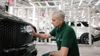 Jose Mourinho di pabrik Jaguar (Foto:Carscoops)