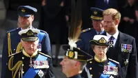Raja Charles III, Putri Anne, Pangeran William dan Pangeran Harry di pemakaman Ratu Elizabeth II. (Hannah Mckay/Pool Photo via AP)