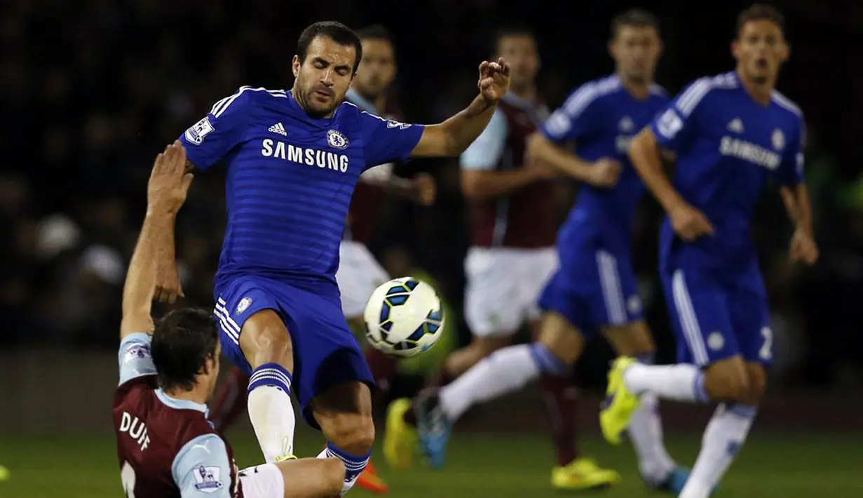 Pemain belakang Burnley, Michael Duff (kiri), mencoba menahan pergerakan gelandang Chelsea, Cesc Fabregas, saat berlaga di Stadion Turf Moor, (19/8/2014). (REUTERS/Andrew Yates)