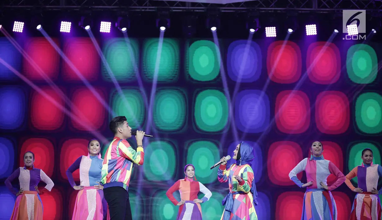 Penampilan duet penyanyi Jaz dan Fatin dalam acara SCTV Music Award 2018 di Studio 6 Emtek, Jakarta, Jumat (27/4). Ajang ini bukan saja menghadirkan para nomine tapi juga artis papan atas yang menghibur di panggung. (Liputan6.com/Faizal Fanani)