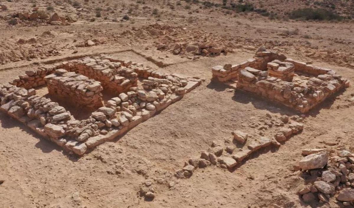 Umumnya situs pemakama di Negev dikelilingi gundukan tanah yang disebut tumuli. Namun, dua liang lahat yang ditemukan baru-baru ini berbeda karena bentuknya yang persegi empat.

Salah satu kuburan berukuran 7x7 meter. Sedangkan yang lainnya lebih kecil,