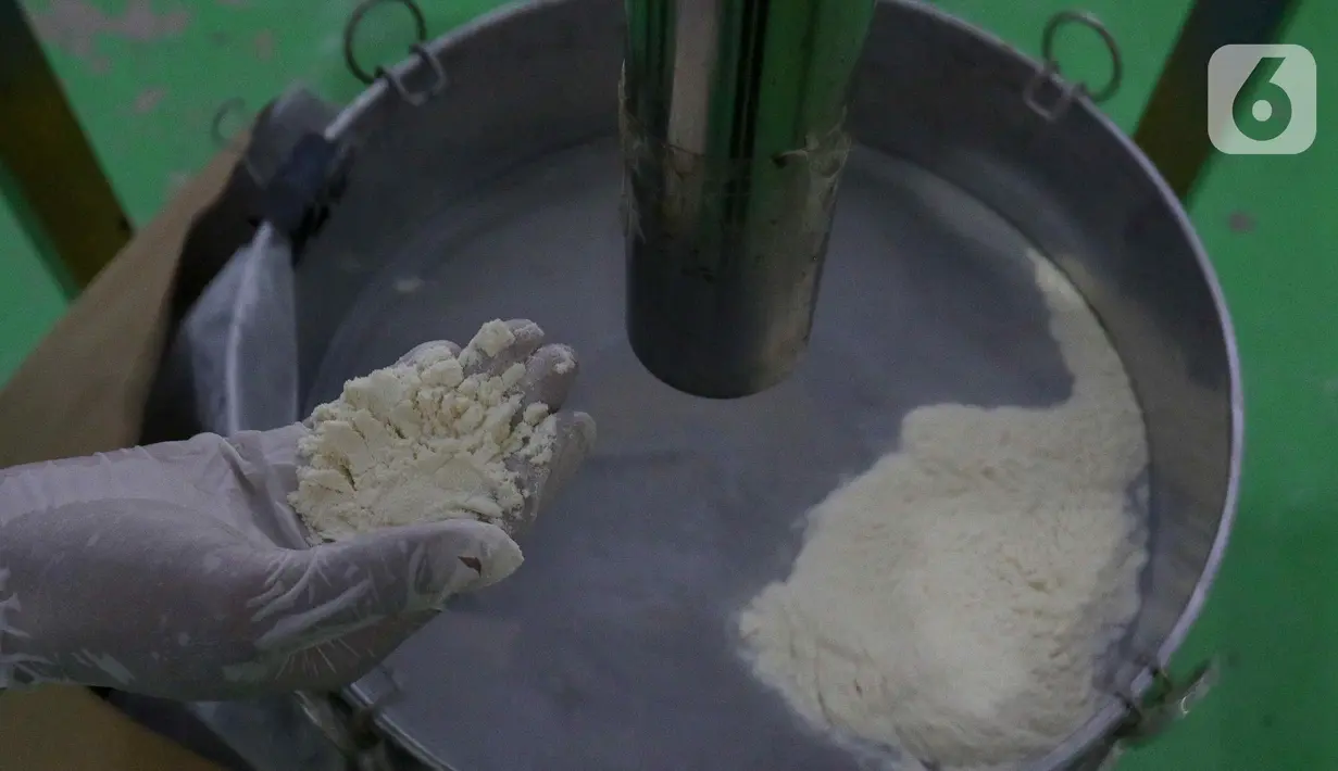 Setelah kering dan berubah bentuk menjadi serbuk atau tepung, cairan protein ikan akan dikeluarkan lewat mesin bernama Vacuum Cyclone. (Liputan6.com/Herman Zakharia)