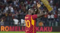 Pemain AS Roma, Romelu Lukaku, memberikan aplaus saat melawan AC Milan dalam laga giornata ketiga Liga Italia di Stadion Olimpico, Roma, Sabtu (2/9/2023). AS Roma tumbang dengan skor 1-2. (AP Photo/Gregorio Borgia)