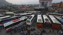 Orang-orang tiba di terminal bus yang ramai untuk kembali ke desanya sehari sebelum lockdown di Kathmandu, Rabu (28/4/2021). Puluhan ribu orang meninggalkan ibu kota Nepal sehari menjelang lockdown selama 15 hari yang diberlakukan karena melonjaknya kasus COVID-19. (AP Photo/Niranjan Shrestha)