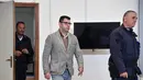 Seorang pria Italia, Valentino Talluto memasuki ruang sidang di sebuah pengadilan di Rebibbia, 25 Oktober 2017. Talluto menularkan virus HIV lewat hubungan seksual tanpa pengaman dengan merayu puluhan perempuan melalui jaringan sosial. (Tiziana FABI/AFP)