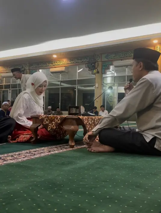 Momen Listy Chan duduk bersimpuh di sebuah masjid ini jadi bukti perjalanan spiritual sosok gamers yang kerap viral di media sosial. Listy Chan juga banjir doa dari penggemarnya. (Liputan6.com/IG/@listychanpokemon)