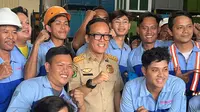 Wakil Menteri Ketenagakerjaan, Immanuel Ebenezer bersama para pekerja.