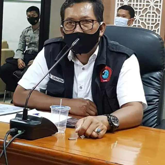 Ketua DPW Forum Komunikasi Purnakarya Perkebunan Nusantara (FKPPN) Eeng Sumarna bersama pengurus lainnya setelah melakukan audiensi menanyakan perihal Santuan Hari Tua (SHT) karyawan.