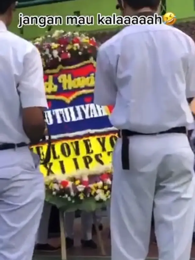 Hari Guru, Viral Siswa Ini Berikan Hadiah Tak Biasa Kepada Wali Kelasnya