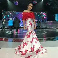 Tubuh Ayu yang mungil terlihat lebih jenjang saat ia mengenakan dress berpotongan duyung seperti ini. Paduan warna merah dan putih serta motif kembang ini membuat Ayu terlihat sangat ceria. (Instagram/ayutingting92)
