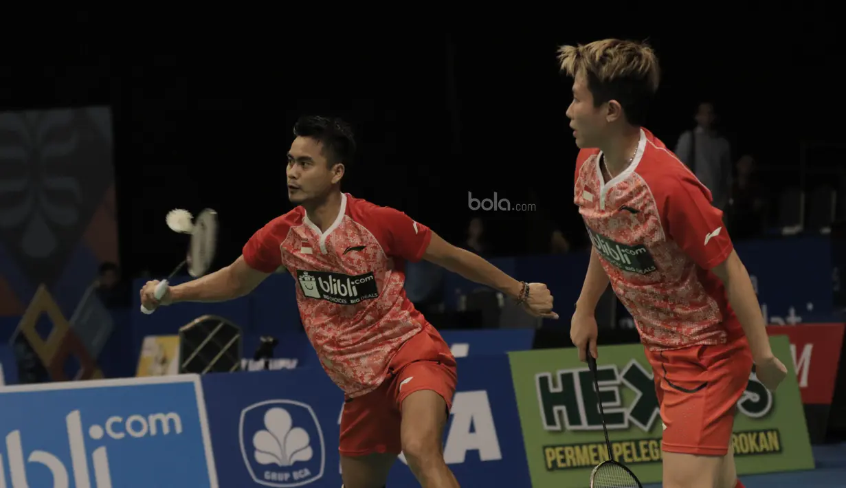 Ganda campuran Indonesia, Tontowi Ahmad/Liliyana Natsir, mengalahkan pasangan Malaysia, Tan Kian Meng/Lai Pei Jing pada laga Indonesia Open 2017 di JCC, Jumat (16/6/2017). Indonesia 21-18, 21-16. (Bola.com/M Iqbal Ichsan)