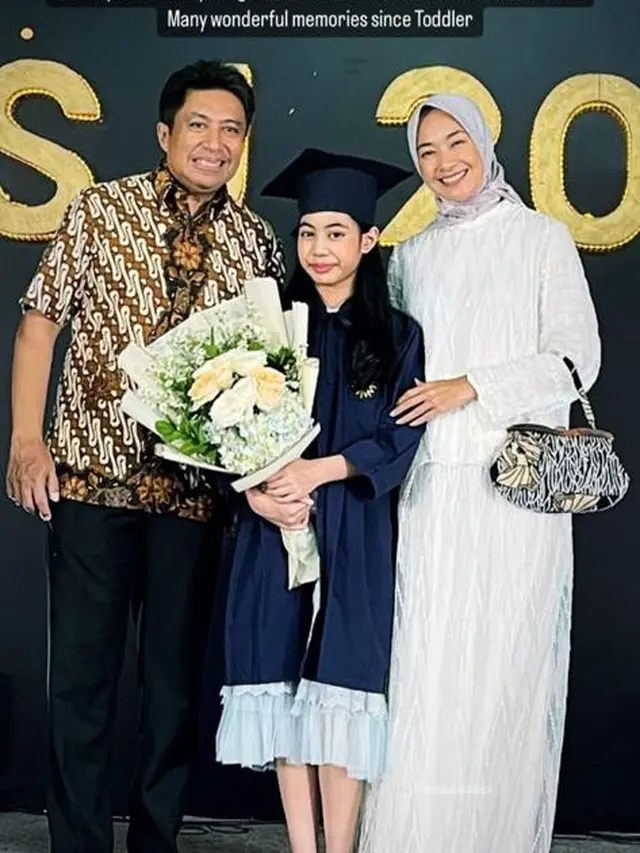 6 Momen Alya Rohali Dampingi Wisuda Putri Bungsunya, Kompak Bareng Suami