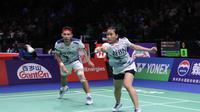 Ganda campuran Indonesia, Rinov Rivaldy/Pitha Haningtyas Mentari, tampil pada babak 32 Besar Kejuaraan Dunia Bulutangkis 2023 di Royal Arena, Kopenhagen, Denmark, Rabu (23/8/2023). (Bola.com/PBSI)