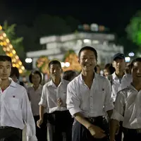 Dipimpin Kim Jong-un, warga Korea Utara kerap disebut terisolasi. (Via: boredpanda.com)