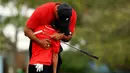 Pada momen tersebut Tiger Woods bertindak sebagai caddy untuk anaknya yang sedang berlaga di kompetisi tersebut. (Mike Ehrmann/Getty Images/AFP)