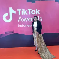 Keseruan gaya selphie Bong di TikTok Awards 2023 kenakan Tapis Lampung.