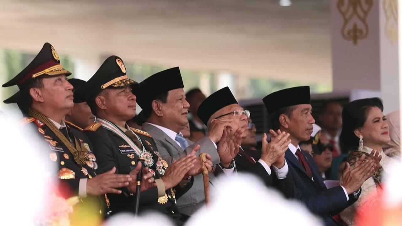 VIDEO: Aksi Keren 200 Prajurit Terjun Payung Bikin Jokowi &  Prabowo Terkagum-kagum di HUT TNI