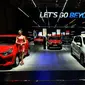 Model berdiri disisi deretan salah satu merek mobil yang dipamerkan di Indonesia Internasional Motor Show (IIMS) 2017, Jakarta, Kamis (27/4). 30 merek kendaraan roda dua maupun roda tiga dipamerkan hingga 7 Mei mendatang. (Liputan6.com/Helmi Fithriansyah)