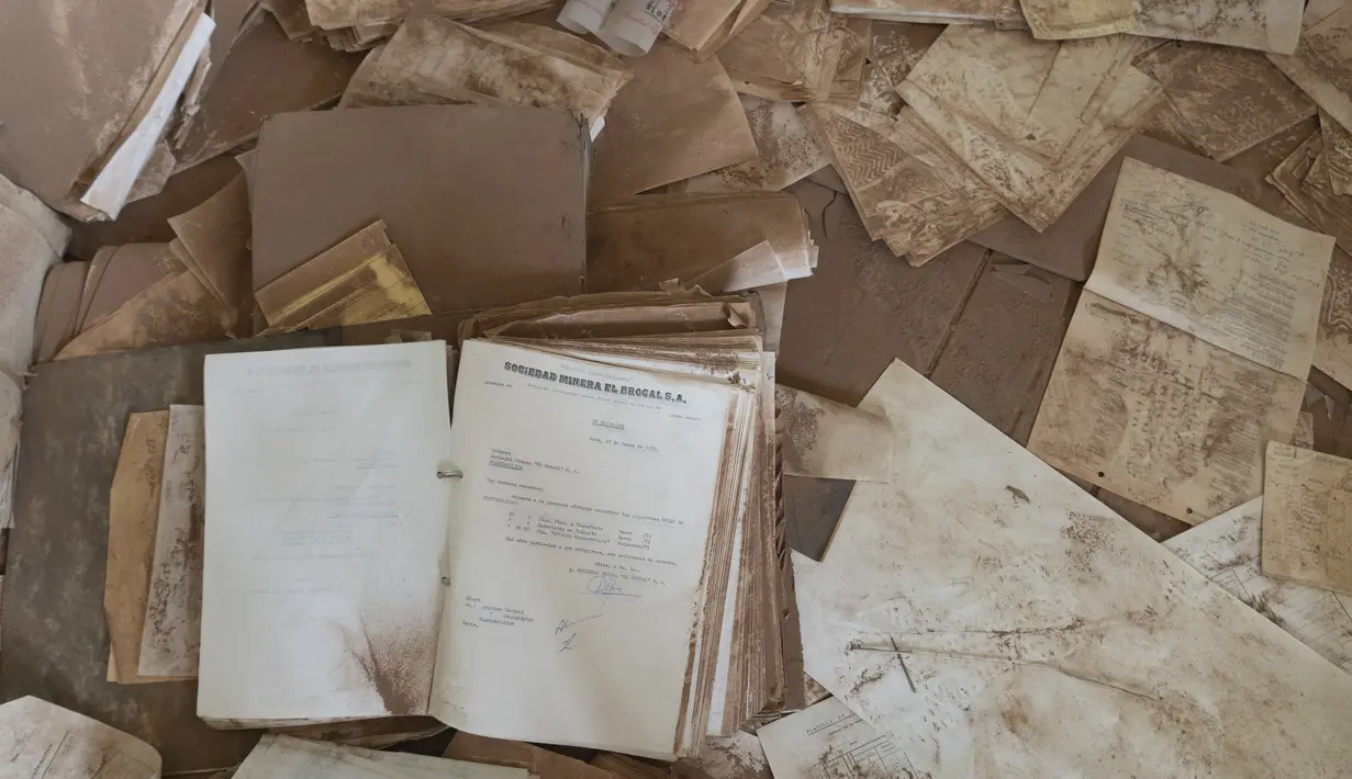 Koran-koran bisnis berserakan di lantai kantor bekas tambang yang tutup pada dekade terakhir abad XX di kota hantu Santa Barbara, Peru, Kamis (2/12/2021). Pada masa penjajahan Spanyol, Santa Barbara pernah menjadi tambang merkuri terbesar di Amerika. (AP Photo/Franklin Briceño)