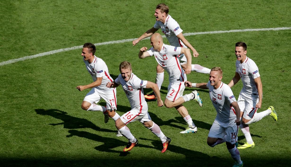 Pemain Polandia berlari menyambut Grzegorz Krychowiak setelah mencetak gol terakhir ke gawang Swiss saat adu penalti pada babak 16 besar Piala Eropa 2016 di Stade Geoffroy-Guichard, Saint-Etienne, (25/6/2016). (EPA/Mast Irham)