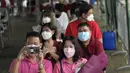 Puluhan pasangan yang mengenakan masker untuk melindungi diri dari penyebaran virus corona menunggu untuk menandatangani surat nikah mereka pada Hari Valentine di distrik Bang-Rak, yang diterjemahkan sebagai "Distrik Cinta", di Bangkok, Thailand, Senin (14/2/2022). (AP Photo/Sakchai Lalit)