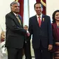 Presiden Joko Widodo bersama Ibu Negara Iriana Widodo menyambut PM Republik Demokratik Sosialis Sri Lanka, H.E. Mr. Ranil Wickremesinghe beserta Mrs. Maithree Wickremesinghe di Istana Merdeka, Jakarta, Rabu (3/8). (Liputan6.com/Faizal Fanani)