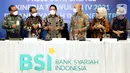 Jajaran Direksi BSI berbincang di sela-sela Pemaparan Kinerja BSI Triwulan IV Tahun 2021 di Jakarta, Rabu (2/02/2022). Perolehan kinerja positif sejalan dengan konsistensi BSI dalam membangun pondasi, tranformasi digital dan pengembangan ekosistem halal di Indonesia. (Liputan6.com/HO/BSI)