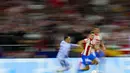 Gelandang Atletico Madrid, Marcos Llorente membawa bola dari kejaran bek Barcelona, Sergino Dest  pada pertandingan lanjutan La Liga Spanyol di Estadio Wanda Metropolitano di Madrid, Minggu (3/10/2021). Atletico Madrid kini berada di urutan kedua klasemen dengan 17 poin. (AP Photo/Manu Fernandez)