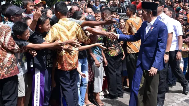 Presiden Jokowi memimpin Salat berjamaah di Masjid Uswatun Hasanah, Binjai Utara, Sumatera Utara. (Dok: Setpres)