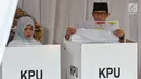 Calon Wakil Presiden nomor urut 02 Sandiaga Uno bersama istri Nur Asia Uno (kiri) melakukan pencoblosan kertas suara di bilik suara TPS 002 Selong, Kebayoran Baru, Jakarta Selatan, Rabu (17/4). Sandiaga Uno dan Nur Asia menggunakan hak pilihnya dalam Pemilu 2019. (Liputan6.com/Johan Tallo)