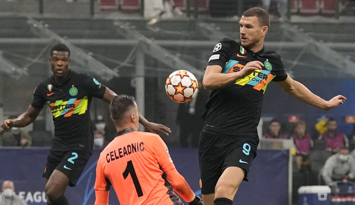 Gol pertama Inter Milan diciptakan oleh Edin Dzeko pada menit ke-34. Berawal dari sepak pojok yang sempat mengenai Vidal, Dzeko yang berdiri bebas sukses melepaskan tendangan voli menjebol gawang Dumitru Celeadnic. Skor 1-0 bertahan hingga babak pertama usai. (AFP/Marco Bertorello)
