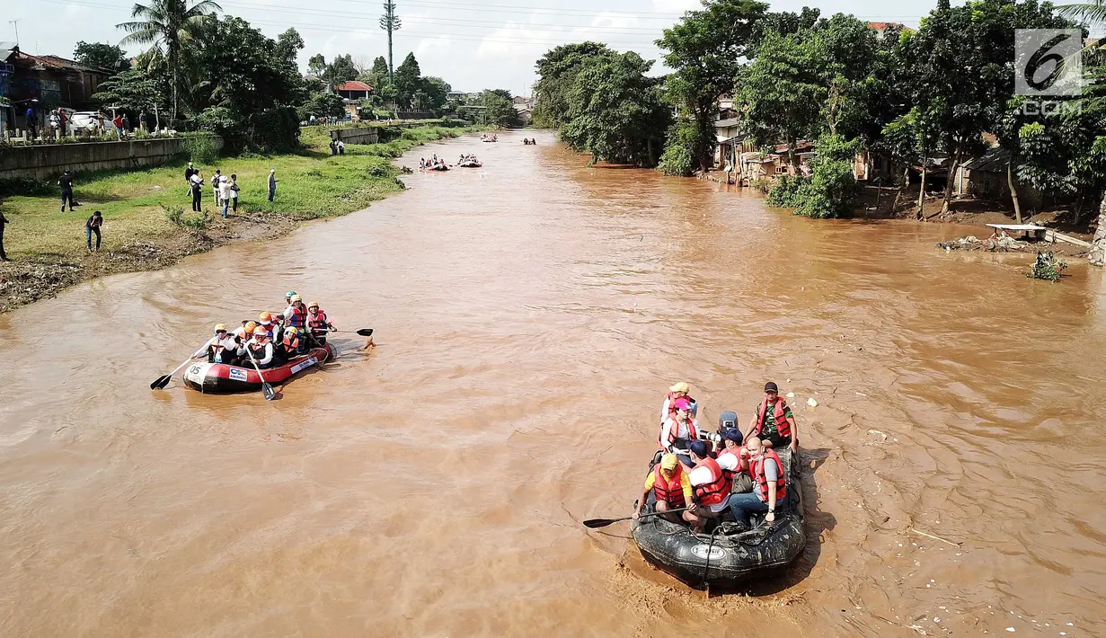 Menteri BUMN Rini M Soemarno membersihkan sampah Sungai Ciliwung dengan naik perahu karet pada acara Bersih-Bersih Sungai Ciliwung, Jakarta, Minggu (08/4). Kegiatan ini disertai dengan memberikan 5 perahu dari PT. Askrindo. (Liputan6.com/Fery Pradolo)