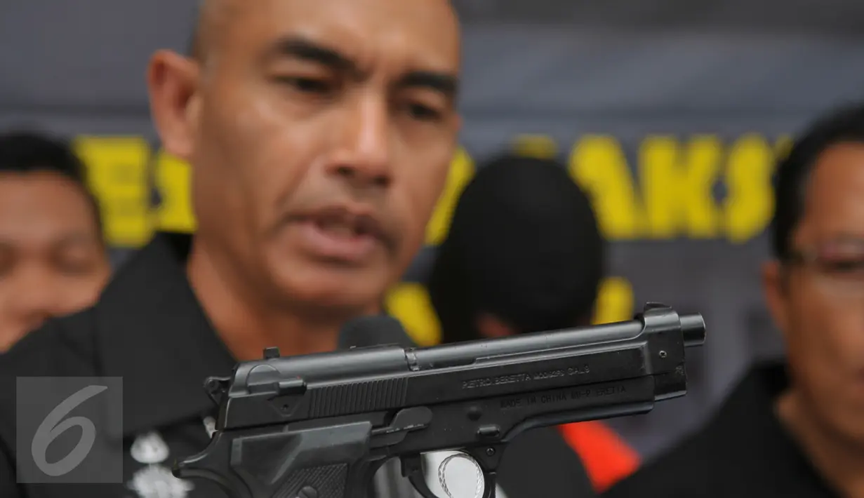 Kasat Reskrim Polres Metro Jaksel AKBP Audie Latuheru menunjukkan sebuah korek api berbentuk revolver saat rilis kasus begal yang kerap beraksi di Mampang Prapatan, Jakarta, Selasa (19/1). Petugas mengamankan dua orang pelaku. (Liputan6.com/Faisal R Syam)