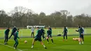 Para pemain Tottenham Hotspur mengambil bagian dalam sesi latihan di Pusat Pelatihan Enfield, London utara (12/2). Tottenham akan bertanding melawan Borrusia Dortmund pada 16 besar Liga Champions di stadion Wambley. (AFP Photo/Glyn Kirk)