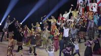 Pakaian adat membuka jalan kontingen Indonesia saat upacara pembukaan SEA Games 2019 di Philipine Arena Bulacan, Manila, Sabtu (30/11/2019). Pesta olahraga se-Asia Tenggara ini akan berlangsung hingga 11 Desember. (Bola.com/M Iqbal Ichsan)
