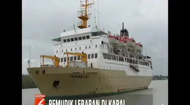 Karena tingginya ombak besar yang mencapai 3 meter, kapal memperlambat laju perjalanan.