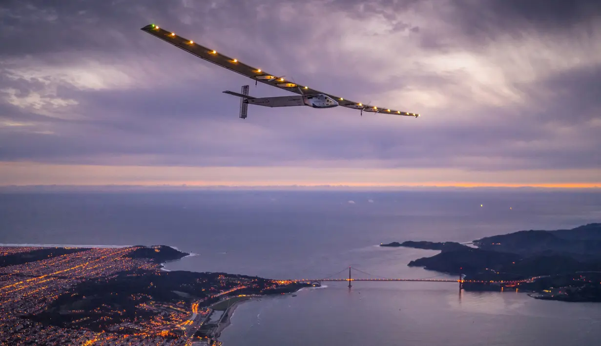 Pesawat Solar Impulse 2 terbang di atas Jembatan Golden Gate, Los Angeles,  23 April 2016. Pesawat yang dikemudikan oleh Bertrand Piccard dan Andre Borschberg dari Swiss  ini akhirnya mendarat di Abu Dhabi. (REUTERS/Solar Impulse 2/Jean Revillard)